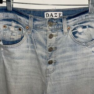 Daze Women’s Distressed “Tough Live” jeans Size 27